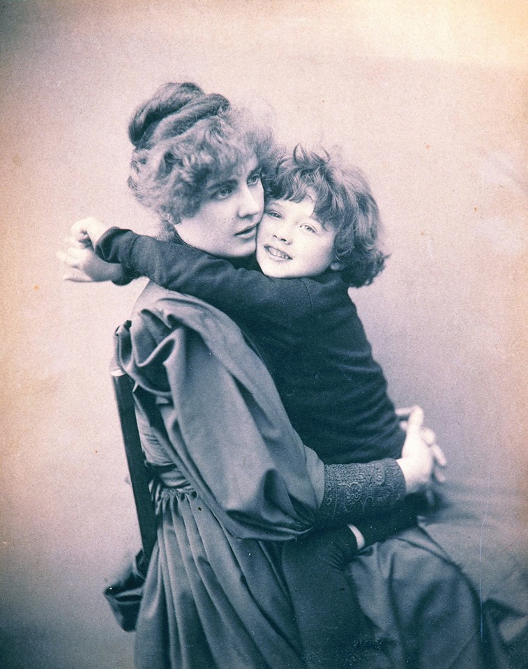 Dönemin fotoğraf stüdyosu Cameron'da çekilmiş Costance ve Cyril Wilde, 1889.