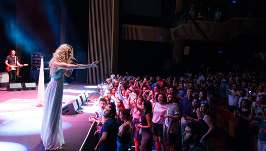 Joss Stone konserini iptal etmeyerek 2016 yılına iz bıraktı.