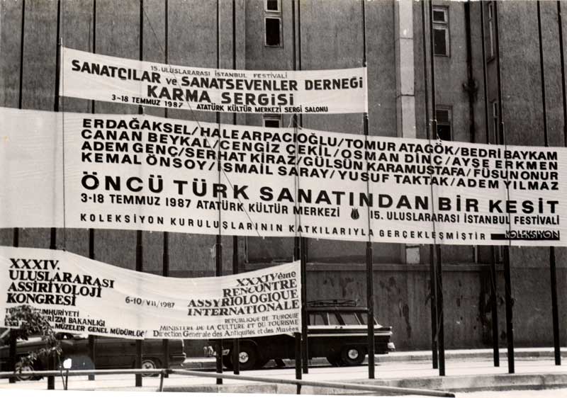 1970 öncesinde sanat tarihi yazımında “Modern”in büyük dönemleri belirlemedeki tekilliği, 1970 sonrasında “Cağdaş” ve “Güncel” terimlerinin de diskura eklemlenmesiyle birlikte Batı’ya yetişebilme ve zamansal koşutluk telaşının yerini daha özgün, çoğulcu ve eleştirel bir sanat tarihi yazımına bırakmaya başlıyor. 1980 dönemlerine gelindiğinde de “öncü” ya da “avangart” terimlerinin “Öncü Türk Sanatı’ndan Bir Kesit” sergileri bağlamında tartışılıyor. Salt Araştırma Arşivinden. 